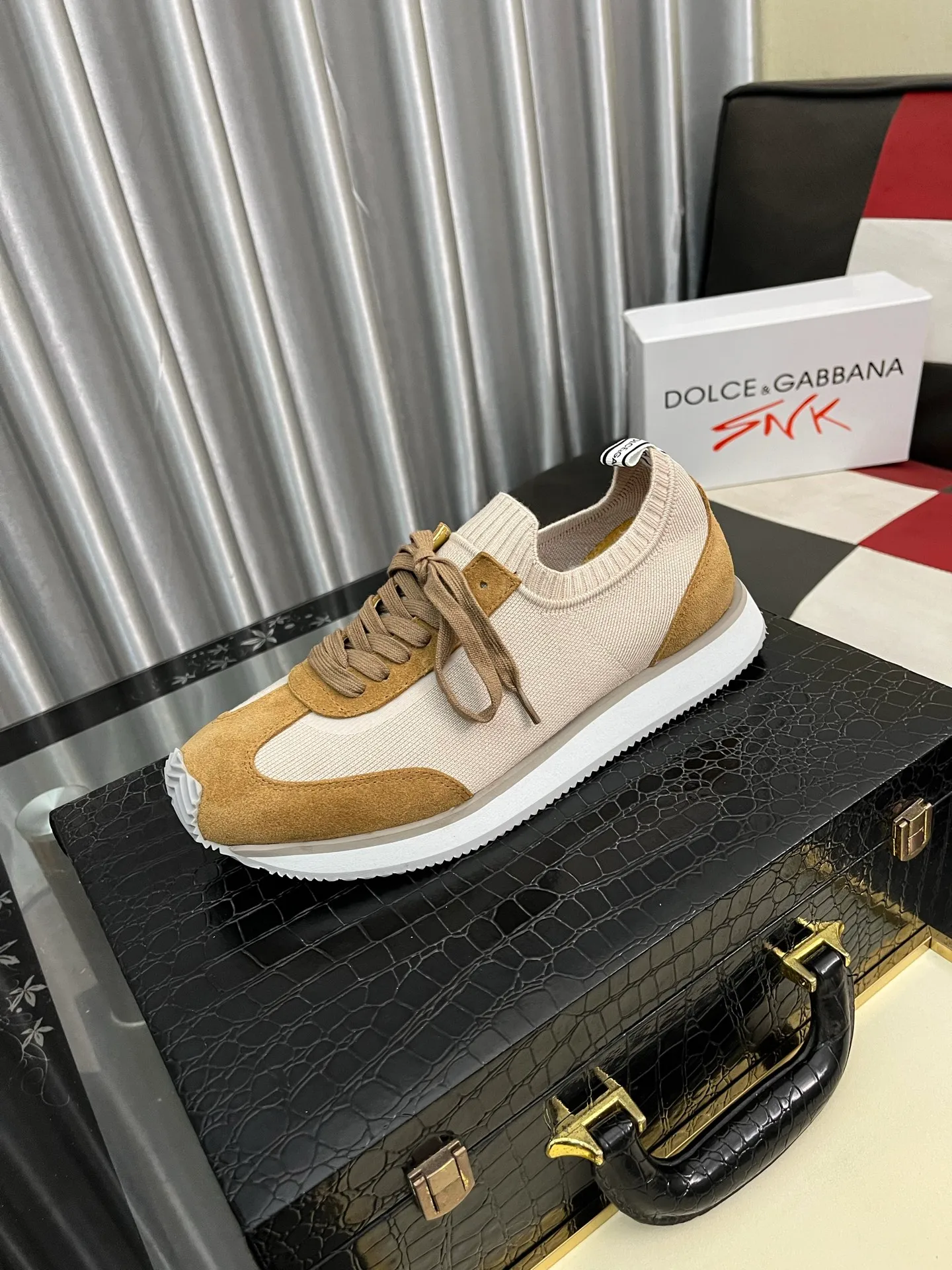 Men's Men's Shoes💰420⌚️⌚️••Dolce&Gabbana••DG✔️High-end men's sports and casual shoes. Original goods from top counters. Original imported cowhide, multi-material splicing design ➕Imported cowhide lining, cowhide feet ➕Original TPR elastic outsole. Size: 36-46🔟Colors available